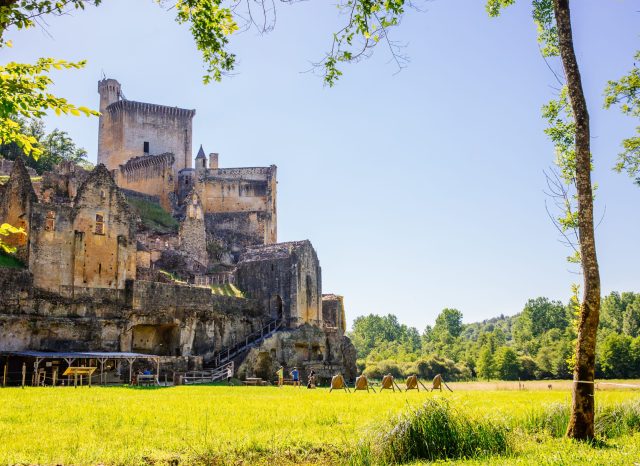 2594_tir_a_l_arc_au_chateau_de_commarque_©Les_Conteurs_expiresOn-2025-06-13