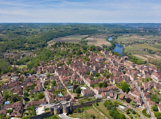 Domme, bastide en Périgord Noir, vue du ciel