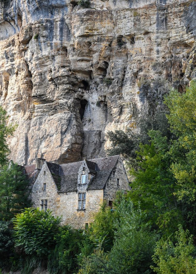 Maison devant la falaise de la Roque-Gajeac
